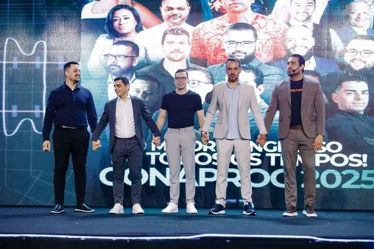 Lideranças do consórcio reunidas no palco do CONAPROC