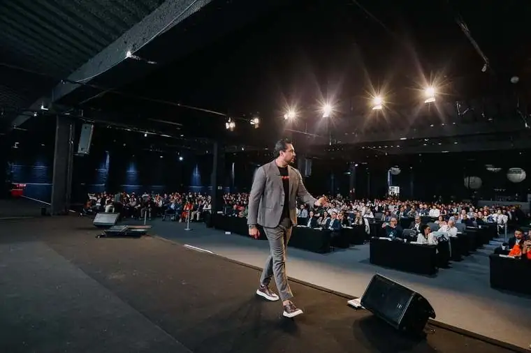 Palestrante no palco durante o CONAPROC