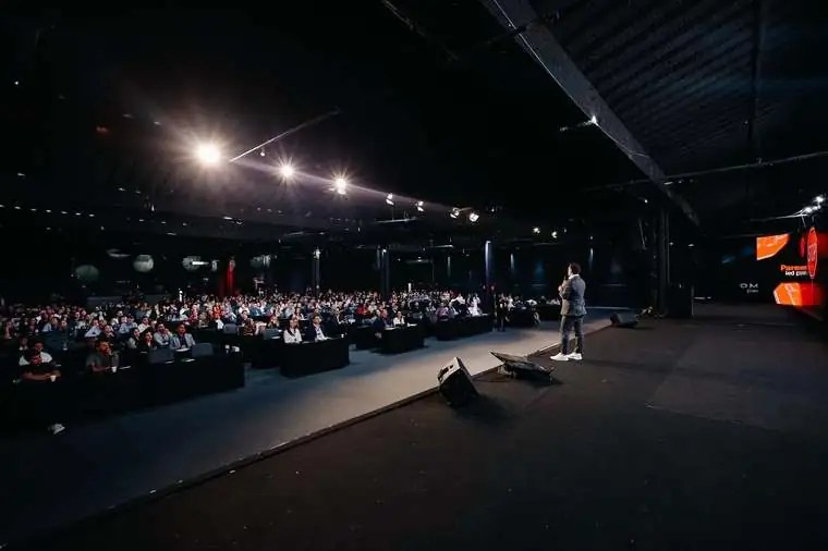 Palestra em andamento com a plateia atenta